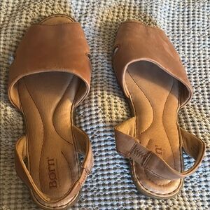Born leather sandals. Tan or light brown . Like brand new!! Wore a few times!!